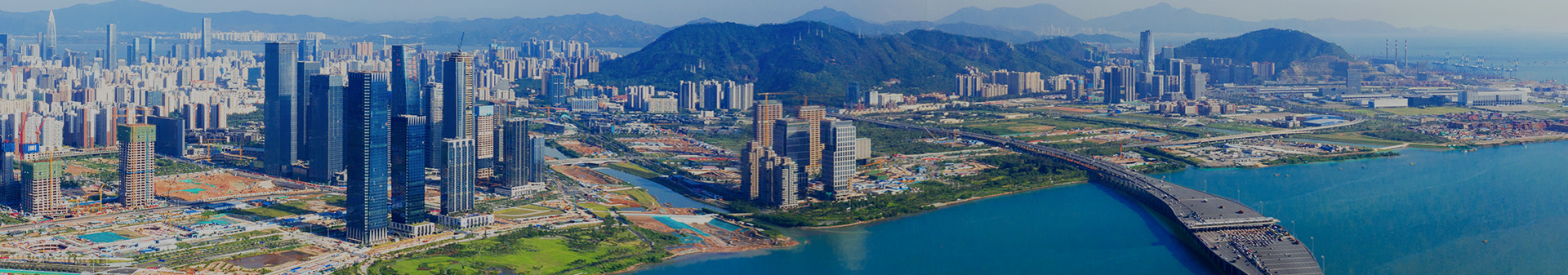 建設(shè)深圳特區(qū)中的“特區(qū)”:前海蛇口自貿(mào)區(qū)、深港合作區(qū)、前海保稅區(qū)、三區(qū)合一，優(yōu)勢(shì)疊加